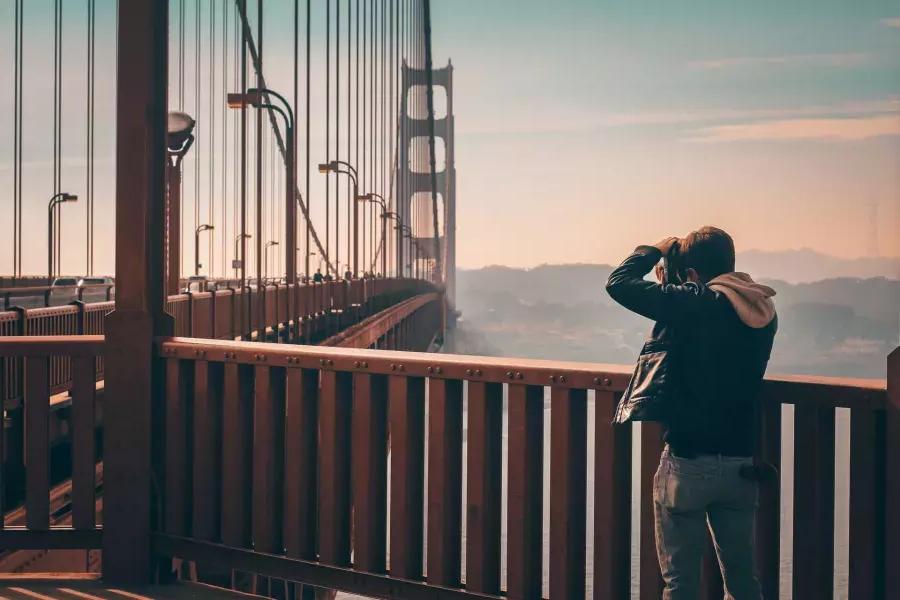 男子在金门大桥上拍照